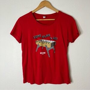 Moschino "Come Play 4 Us" Cotton T-Shirt Red Crewneck Short Sleeve Tee Size M